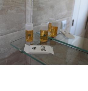 drie flessen bier zittend op een glazen tafel bij Imperial Mérida in Merida