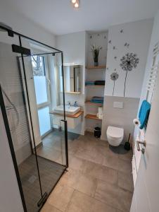 ein Bad mit einer Dusche und einem WC in der Unterkunft apartments-like-home-199 Mahlow in Mahlow