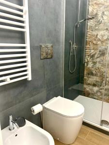 een badkamer met een toilet, een douche en een wastafel bij Opera in Sarzana