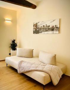 - un lit dans une chambre avec une photo sur le mur dans l'établissement Opera, à Sarzana