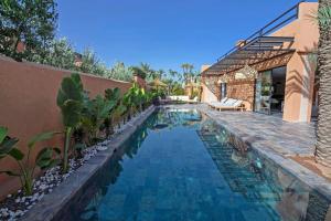 een zwembad in de achtertuin van een huis bij Villa 4 chambres - Piscine in Marrakesh