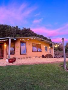 Foto sihtkohas Stewarts River asuva majutusasutuse Off Grid Cob Home galeriist