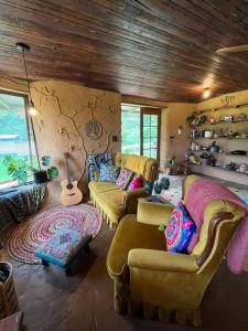 Foto sihtkohas Stewarts River asuva majutusasutuse Off Grid Cob Home galeriist