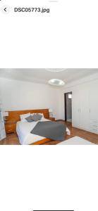 1 dormitorio con cama y techo en Faustina's suite en Portimão