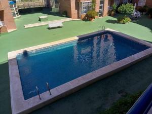 a swimming pool in the middle of a yard at Cerca de la playa in Vinarós