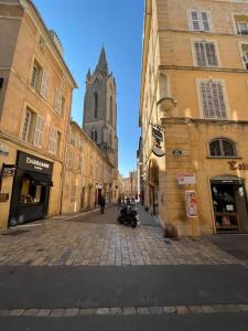 pusta ulica miejska z kościołem w oddali w obiekcie L'Aixtra ! Cosy en centre ville historique d'Aix w Aix-en-Provence