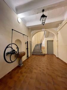 pusty korytarz ze schodami w budynku w obiekcie L'Aixtra ! Cosy en centre ville historique d'Aix w Aix-en-Provence