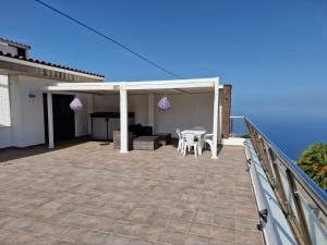eine Terrasse mit Meerblick in der Unterkunft Terraza del Atlantico 1 + 2 in Barlovento