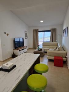 een woonkamer met een aanrecht en groene krukken bij Terraza del Atlantico 1 + 2 in Barlovento