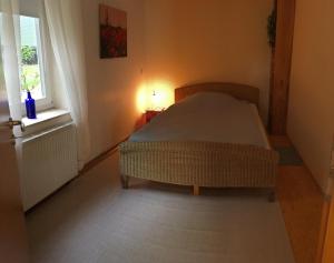 a small bedroom with a bed and a window at Ankommen und wohlfühlen, wie zu Hause in Hamburg