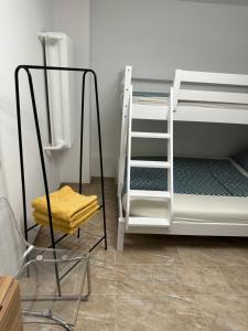 Zimmer mit einem Etagenbett mit einer Leiter und einem Stuhl in der Unterkunft Gemütliche Gäste Suite für ruhige Nächte. Zentral in Ichenhausen
