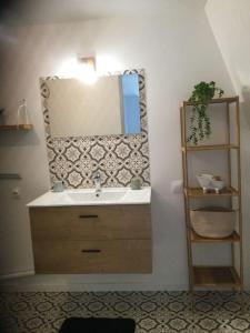 een badkamer met een wastafel en een spiegel bij HoLiDaYs in Arques