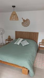 een slaapkamer met een bed met een houten hoofdeinde bij HoLiDaYs in Arques
