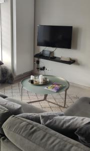 - un salon avec un canapé et une table basse dans l'établissement Appartement Dumortier, à Knokke-Heist