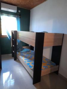 1 dormitorio con 1 litera en una habitación en Cœur d'or Sada, en Sada