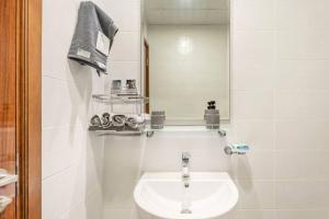 Koupelna v ubytování Luxury Downtown Apt 3Min From DM + 15 fotografií