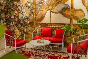 Habitación con 2 sillas rojas y mesa. en Sweet Lavender Hotel - Near Dalat Night Market, en Da Lat