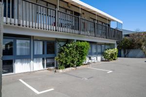 pusty parking przed budynkiem w obiekcie Merivale Court Motel & Apartments w mieście Christchurch