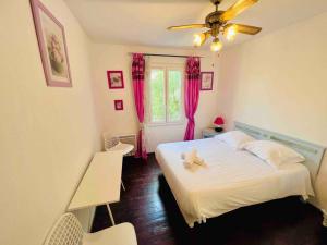 Un dormitorio con una cama con un osito de peluche. en Maison des Oliviers : Maison 5 Prs, 400m plages, en Antibes