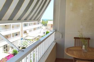 einen Balkon mit einem Tisch und Blick auf ein Gebäude in der Unterkunft Precioso apartamento en Canet d,en Berenger in Canet d'en Berenguer
