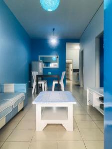une chambre avec une table et un mur bleu dans l'établissement The Cave, à Tanah Rata