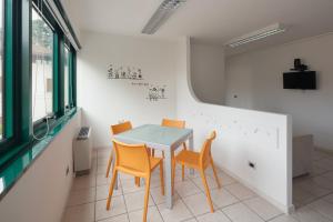 uma sala de jantar com uma mesa e duas cadeiras em FrenkHome open space em Riolo