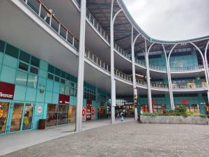 un grande centro commerciale con un grande edificio di San Donato apartment a Firenze