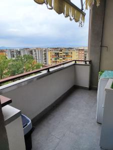 Appartamento dotato di balcone con vista sulla città. di San Donato apartment a Firenze
