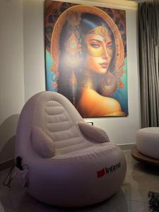 een zitzak stoel voor een schilderij bij La Casa Luxurious Smart Home in Caïro