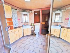 een badkamer met 2 wastafels en een toilet bij Hus nära havet in Bergkvara
