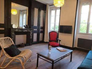 a living room with a couch and a coffee table at Ô Bon'Endroit - Appartement Confort - Centre Ville in Vienne