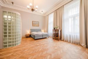 - une chambre avec un lit et une grande fenêtre dans l'établissement Palace Petrarca, à Prague