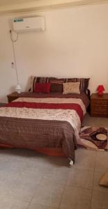 ein Schlafzimmer mit einem Bett in einem Zimmer in der Unterkunft Appartements Benedicta in Libreville