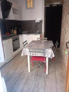 uma cozinha com mesa e cadeiras e uma cozinha com balcão em Maison entière Coeur village em Argelès-sur-Mer