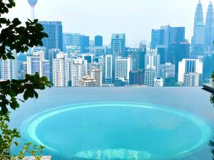 una gran piscina con vistas a la ciudad en Lalaport Suites At Lucentia Bukit Bintang City Center en Kuala Lumpur