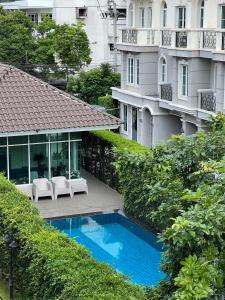 une piscine en face d'un bâtiment dans l'établissement Entire 3BR Townhome in Sukhumvit, shared Pool, near BTS&MRT Asok, à Bangkok