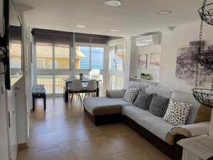 sala de estar con sofá y comedor en Great apartment with sea views in Cabo de Palos, en Cabo de Palos