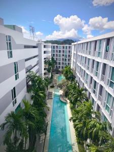 mit Blick auf einen Innenhof des Hotels mit Palmen in der Unterkunft Condominium near Central Phuket in Ban Rangeng
