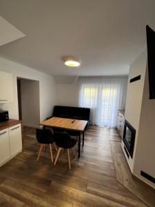 a kitchen and dining room with a table and chairs at Zakręt Solina BALIA SPA RELAKS 537-791-246 in Solina