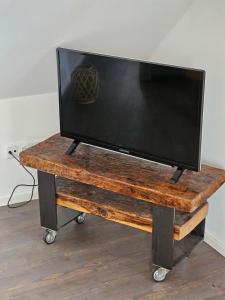 TV sobre una mesa de madera en Ferienwohnung Klettham en Erding