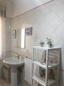 bagno bianco con lavandino e lavandino di Casa Matilde a Capaccio-Paestum