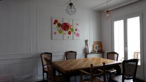 - une salle à manger avec une table et des chaises en bois dans l'établissement Olympic games - House near the stadium, à Lille