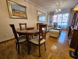 sala de estar con mesa de comedor y sillas en 1A109 Cómodo y con garaje, en Gijón