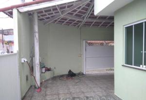 an empty garage with a garage door and a building at Casa Jardim Belvedere VR in Volta Redonda