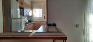 uma cozinha com um balcão e um lavatório em Apartament a Llançà em Girona