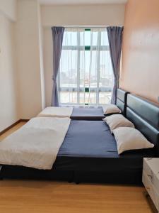 uma cama grande num quarto com uma janela em Homestay Melaka at Mahkota Hotel - unit 3093 - FREE Wifi & Parking em Malaca