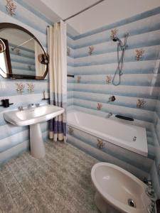 Un baño con lavabo, bañera e inodoro. en Villa del Pescatore, en San Siro 34 fotos más