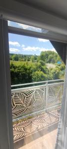 Blick aus dem Fenster eines Balkons in der Unterkunft Zakręt Solina 537-791-246 in Solina