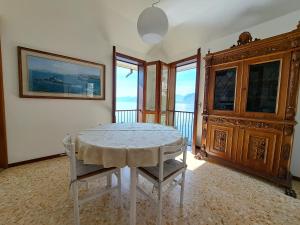 - une salle à manger avec une table et deux chaises dans l'établissement Villa del Pescatore, à San Siro