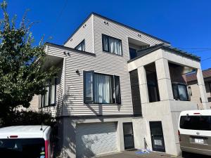 札幌市にあるShareHouse新琴似,駐車無料,麻生駅バス直通の家の前に停まった白いバン